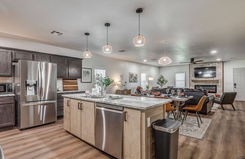 Ada Casa | Peaceful Acre - Cozy house with beautiful backyard