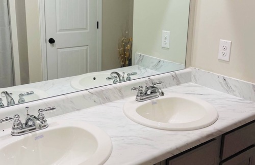 Lovejoy Casa | Peaceful and cozy master suite with private bathroom and walk in closet