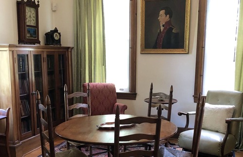 Woodford Otro | Peaceful and Serene! A History lovers dream. Beautiful 100 year old farm house..