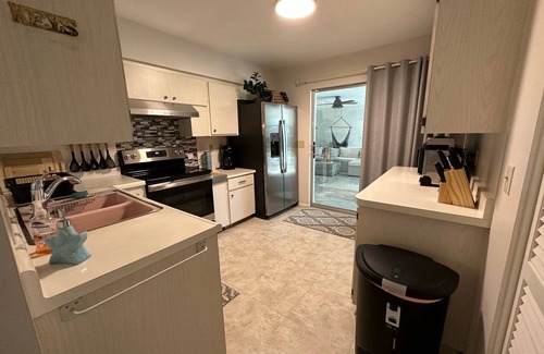 Fruitville Casa | Peaceful Beach House with Spacious Lanai and Pool- Siesta Key Beach close by!