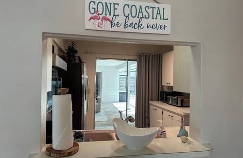 Fruitville Casa | Peaceful Beach House with Spacious Lanai and Pool- Siesta Key Beach close by!