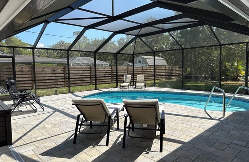 Fruitville Casa | Peaceful Beach House with Spacious Lanai and Pool- Siesta Key Beach close by!