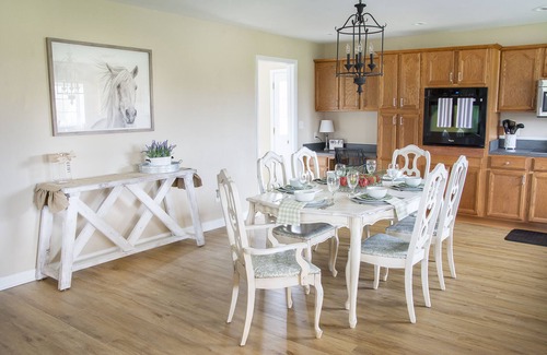 Cleveland Casa | Peaceful Brick Farmhouse Retreat