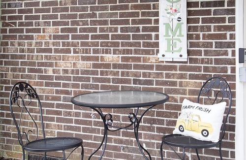 Cleveland Casa | Peaceful Brick Farmhouse Retreat