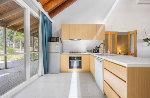 Wonga Park Casa | Peaceful Bushland Retreat with Treetop Hills Views