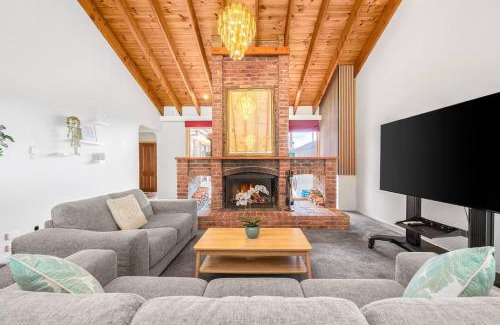 Wonga Park Casa | Peaceful Bushland Retreat with Treetop Hills Views