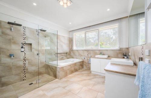 Wonga Park Casa | Peaceful Bushland Retreat with Treetop Hills Views