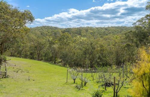 Wonga Park Casa | Peaceful Bushland Retreat with Treetop Hills Views