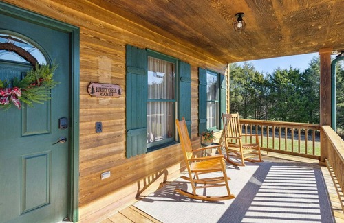 Big Rock Cabina | Peaceful Cabin Retreat on 5 acres - 25 mins from DT Clarksville