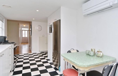 Edgeware Casa | Peaceful City Retreat |Steps to Arts, Eats & Parks