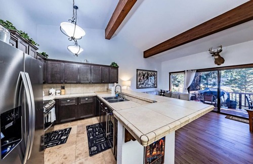 Zephyr Cove Casa | Peaceful Condo | Hot Tub-Private Beach | Sleeps 8