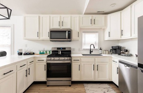Germantown Casa | Peaceful Contemporary Close to Everything