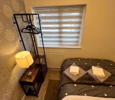 Nottingham Casa | Peaceful & Convenient For business Trip & Families holiday & working proffesional-long term deals available , M1 J25-10Min , WI-Fi 500Mb , Netflix , Secure Huge Private garden with 6 cars parking space , Fully equiped kitchen , Few local shops near by