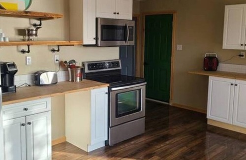 Lower Ohio Casa | Peaceful cozy cottage next to Welshtown Lake with fire bit in the back yard.