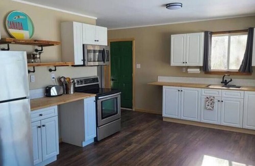 Lower Ohio Casa | Peaceful cozy cottage next to Welshtown Lake with fire bit in the back yard.