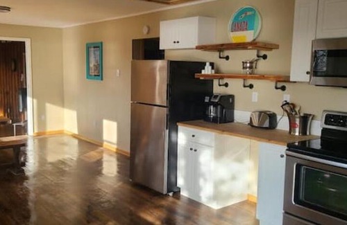 Lower Ohio Casa | Peaceful cozy cottage next to Welshtown Lake with fire bit in the back yard.