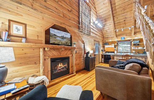 Dahlonega Cabina | Peaceful Creekside Cabin in Dahlonega, GA with Hot Tub