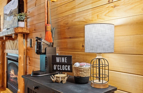 Dahlonega Cabina | Peaceful Creekside Cabin in Dahlonega, GA with Hot Tub