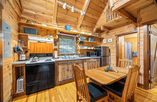 Dahlonega Cabina | Peaceful Creekside Cabin in Dahlonega, GA with Hot Tub