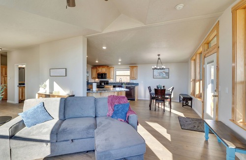 Harvard Cabaña | Peaceful Deary Vacation Rental w/ Deck & Views!