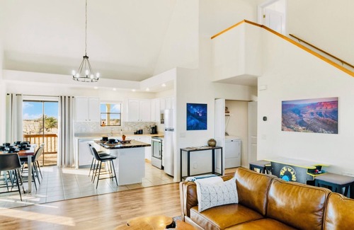 Valle Casa | Peaceful Family Getaway 30 Mins to Grand Canyon-Full Kitchen-Porch Swings-W/D