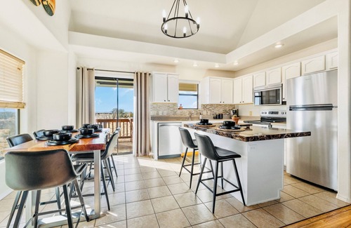 Valle Casa | Peaceful Family Getaway 30 Mins to Grand Canyon-Full Kitchen-Porch Swings-W/D