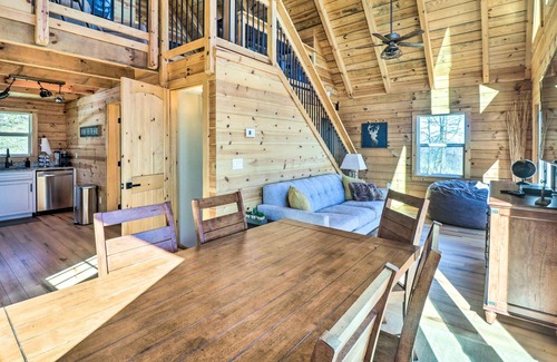 Dyke Cabina | Peaceful Free Union Cabin w/ Deck & Mtn Views