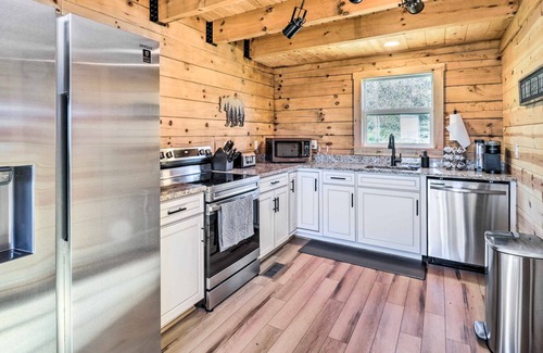 Dyke Cabina | Peaceful Free Union Cabin w/ Deck & Mtn Views