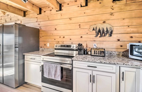 Dyke Cabina | Peaceful Free Union Cabin w/ Deck & Mtn Views