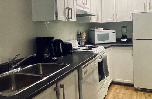 Leslieville Apartamento | Peaceful garden apartment in the heart of Leslieville/Danforth, fully equipped