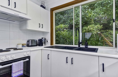Knockrow Casa | Peaceful Hinterland Hideaway- 5 * Location! Quick links to Lennox & Byron.