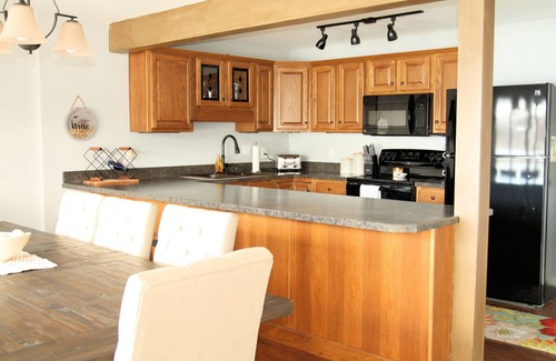 Camdenton Casa | PEACEFUL HOME-4 BEDROOMS w/ 3 KING BEDS, 3 BATHROOM, EASY PARKING & A BOAT SLIP!