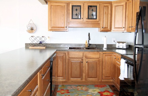 Camdenton Casa | PEACEFUL HOME-4 BEDROOMS w/ 3 KING BEDS, 3 BATHROOM, EASY PARKING & A BOAT SLIP!