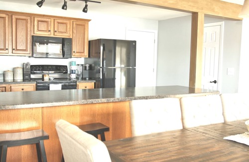 Camdenton Casa | PEACEFUL HOME-4 BEDROOMS w/ 3 KING BEDS, 3 BATHROOM, EASY PARKING & A BOAT SLIP!