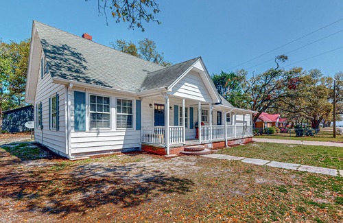 Atlantic Casa | Peaceful home in downtown Atlantic with patio, grill, streaming, & washer/dryer