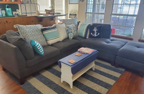 Houston Cabaña | Peaceful Lake Escape – Fire Pit, Kayaks,Fishing Dock, Hammocks & Screened Porch