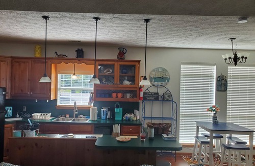 Houston Cabaña | Peaceful Lake Escape – Fire Pit, Kayaks,Fishing Dock, Hammocks & Screened Porch