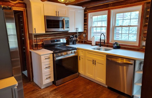 West Milford Cabina | Peaceful Lake Front Log Cabin- Sleeps 7 in 3 rooms