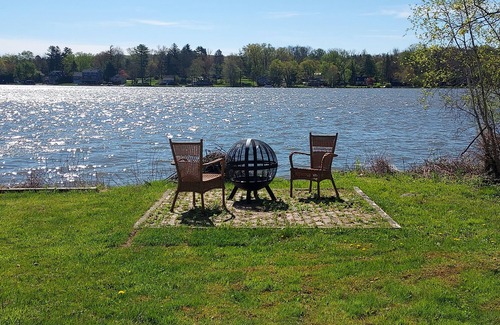 West Milford Cabina | Peaceful Lake Front Log Cabin- Sleeps 7 in 3 rooms