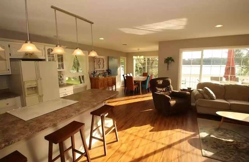 Spirit Lake Casa | Peaceful Lakeside Living - 5 bdrm 2 bthrm