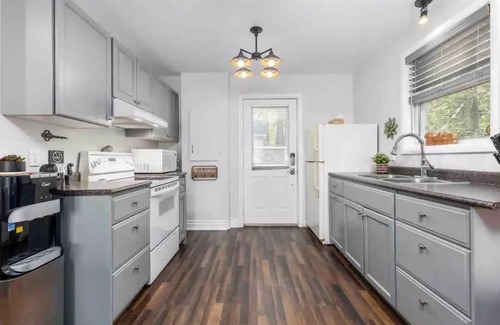 Wollaston Casa | Peaceful lakeside paradise on desirable Peter Lake