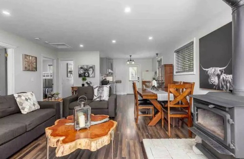 Wollaston Casa | Peaceful lakeside paradise on desirable Peter Lake