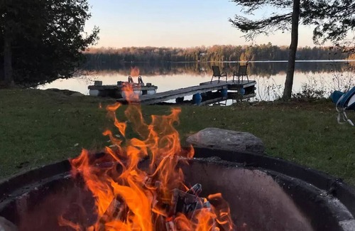 Wollaston Casa | Peaceful lakeside paradise on desirable Peter Lake