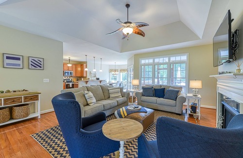 Livingston Casa | Peaceful lakeside retreat with hot tub, private pool, dock & paddle boards