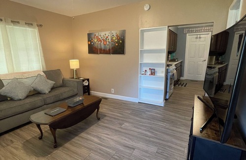 Airport Township Casa | Peaceful little house in the heart of Maryland Heights