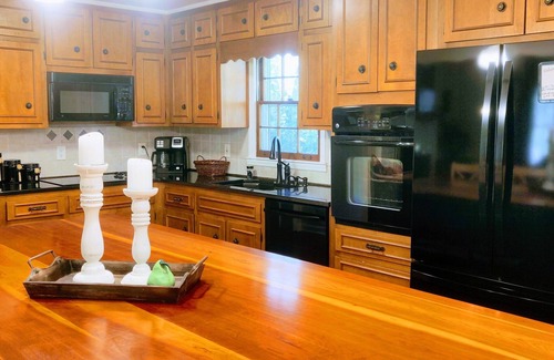 Milton Apartamento | Peaceful, Luxurious Apartment in Wooded Milton Home