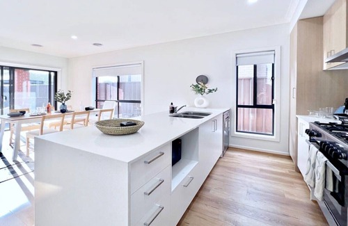 Pakenham Casa | Peaceful Modern Parkfront Retreat in Pakenham
