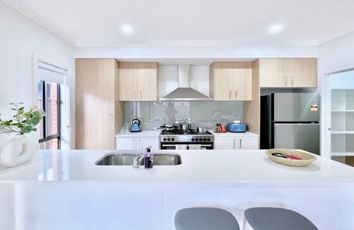 Pakenham Casa | Peaceful Modern Parkfront Retreat in Pakenham