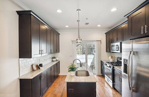 Point Breeze Casa | Peaceful Modern Townhouse with Skyline View 1 mile from Center City