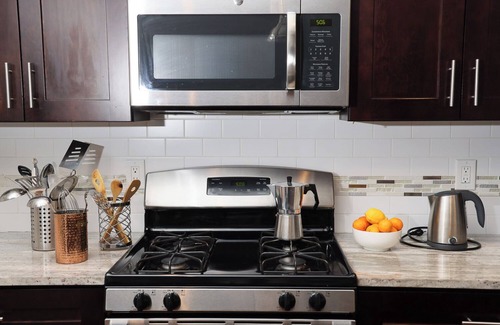 Point Breeze Casa | Peaceful Modern Townhouse with Skyline View 1 mile from Center City